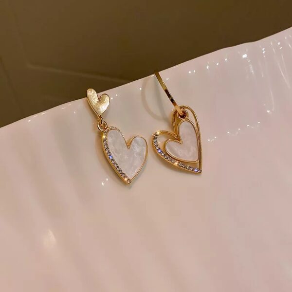 Aretes de corazon blanco asimetricos Alala