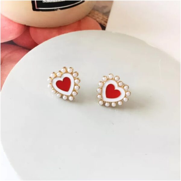 Aretes de corazón con perlas