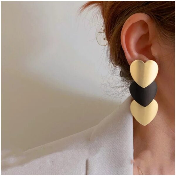 Aretes de corazón dorado con negro Alala