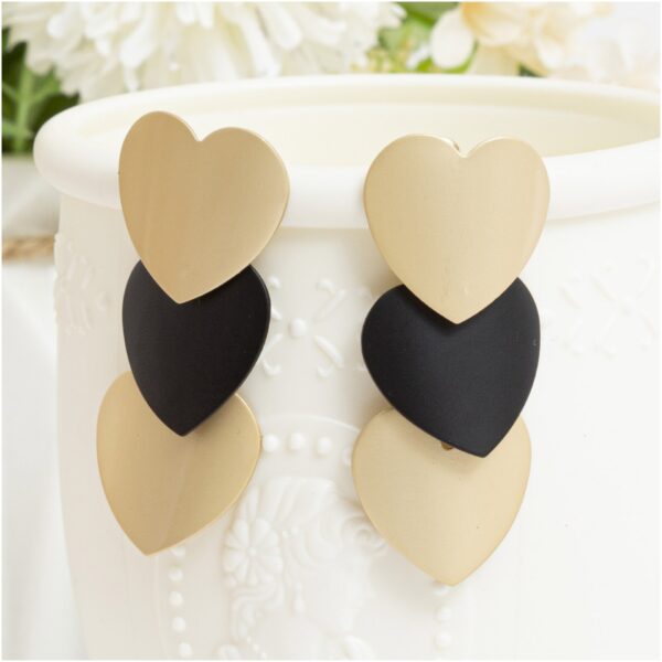 Aretes de corazón dorado con negro Alala