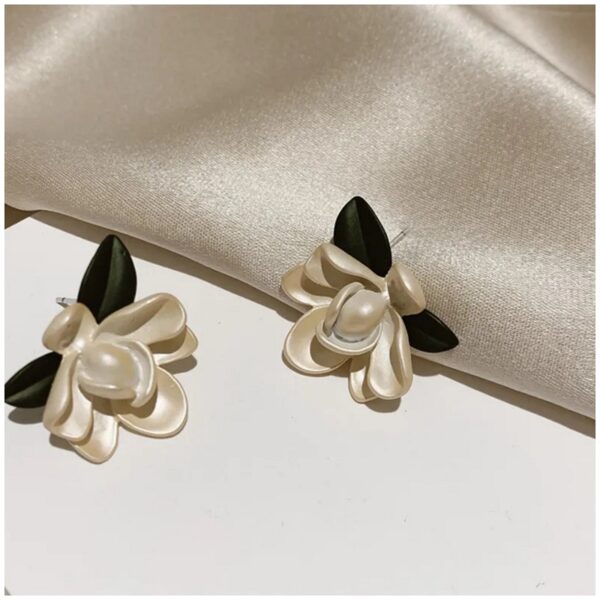 Aretes Flor Blanca Alala